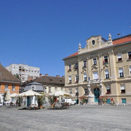 Stylish Historic Flat For 4 In Heart Of Oldbuda Budapest Esterno foto
