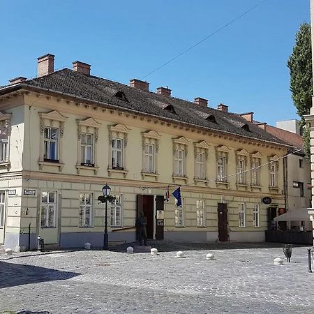 Stylish Historic Flat For 4 In Heart Of Oldbuda Budapest Esterno foto