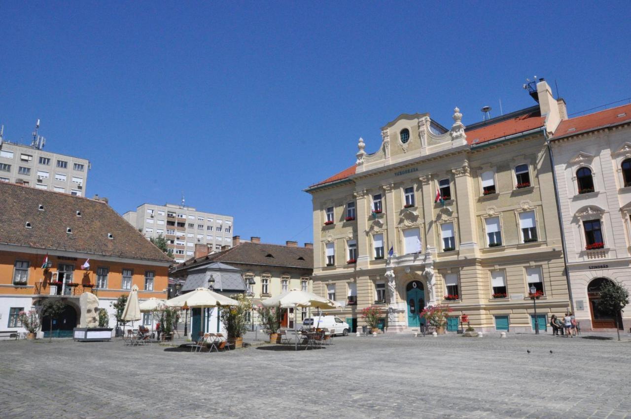 Stylish Historic Flat For 4 In Heart Of Oldbuda Budapest Esterno foto