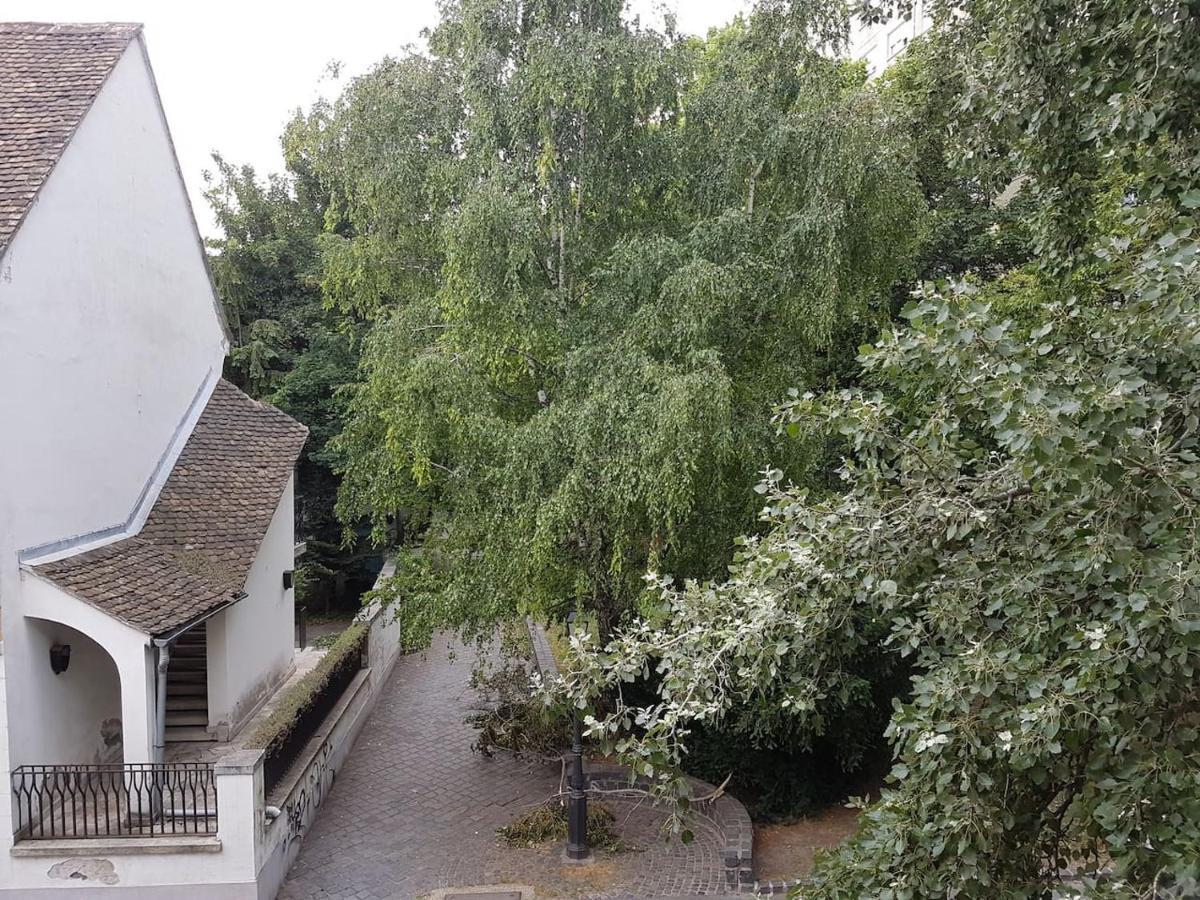 Stylish Historic Flat For 4 In Heart Of Oldbuda Budapest Esterno foto
