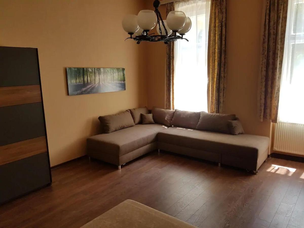 Stylish Historic Flat For 4 In Heart Of Oldbuda Budapest Esterno foto