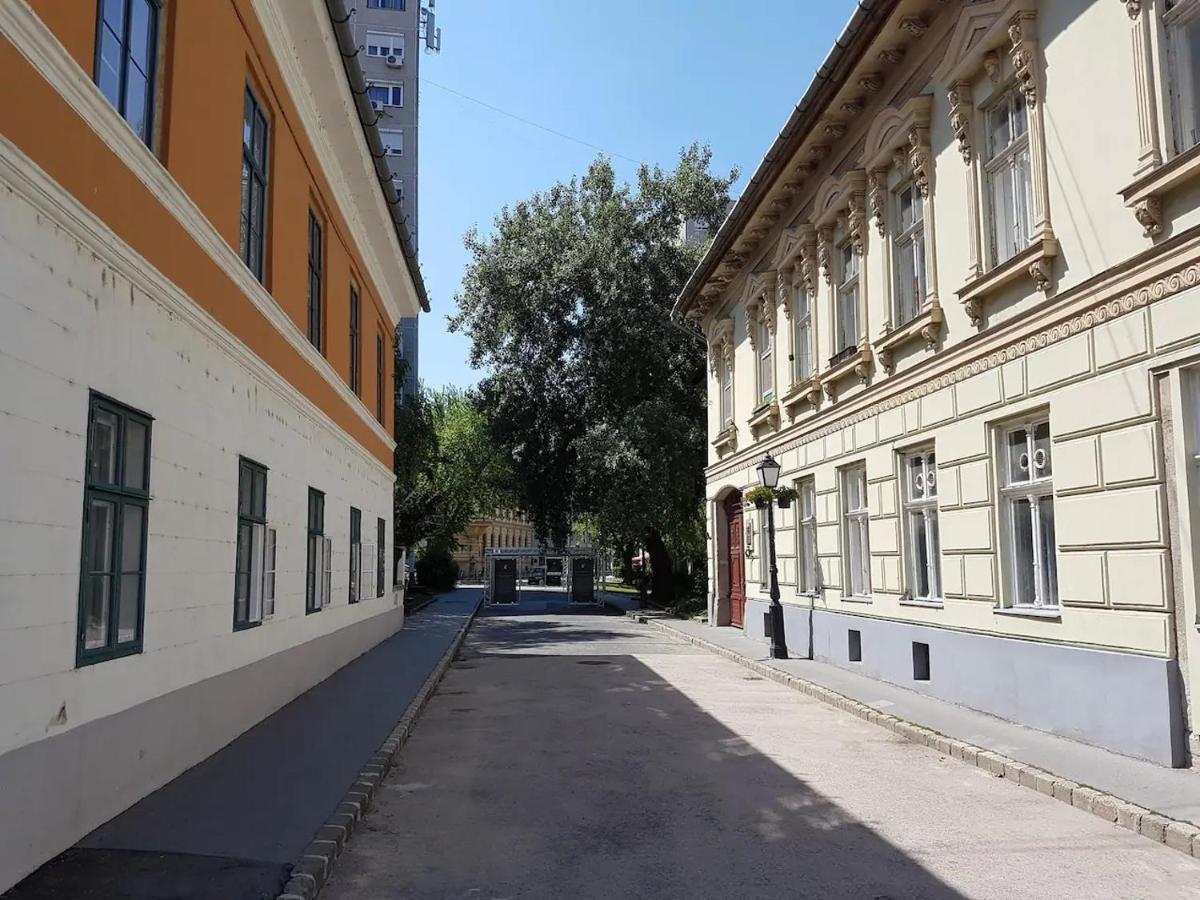 Stylish Historic Flat For 4 In Heart Of Oldbuda Budapest Esterno foto