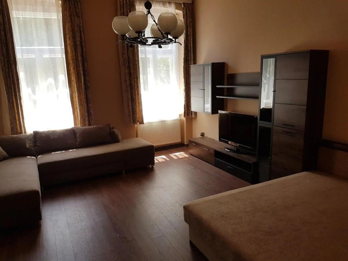 Stylish Historic Flat For 4 In Heart Of Oldbuda Budapest Esterno foto