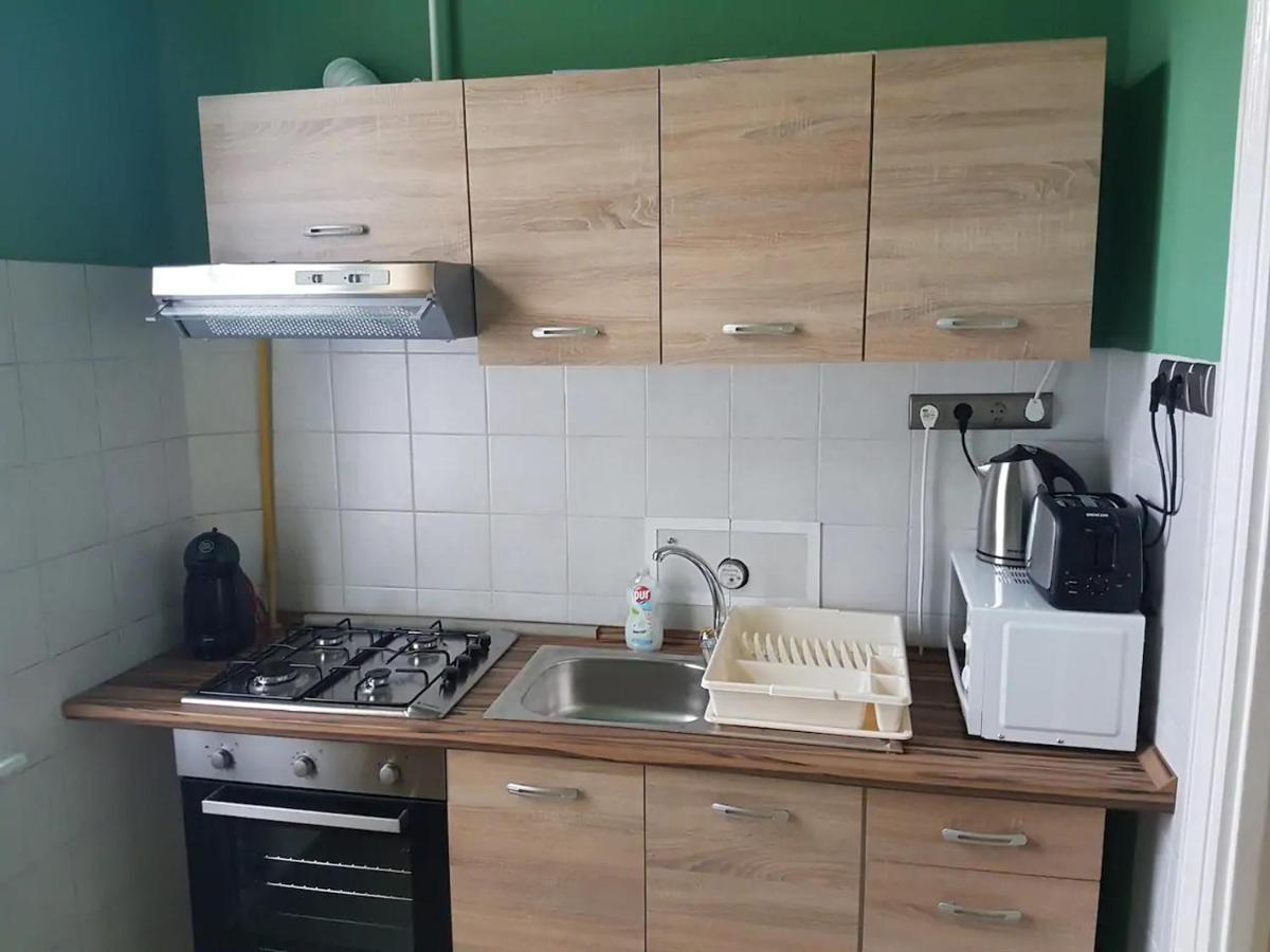 Stylish Historic Flat For 4 In Heart Of Oldbuda Budapest Esterno foto