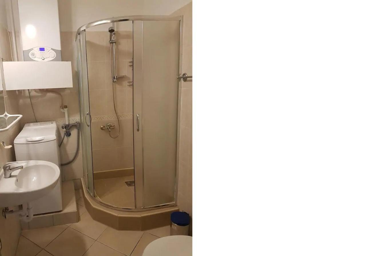 Stylish Historic Flat For 4 In Heart Of Oldbuda Budapest Esterno foto