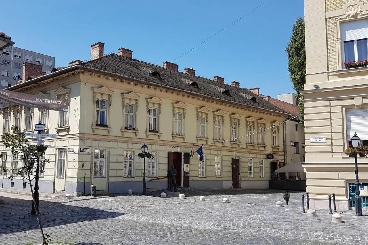 Stylish Historic Flat For 4 In Heart Of Oldbuda Budapest Esterno foto